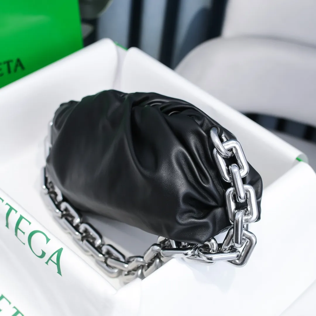 2020 new products will continue to upgrade the cloud bag to the вoттega veneтa chain cloud bag. It is still developed with imported original leather as standard. This hardware chain needs to be light on the upper body and can only be made of all-steel material. It is made of hollowed metal. You don’t have to worry about its weight. Major celebrity fashion bloggers have used it to attend fashion shows. Who can resist the charm of this large gold chain [smile] Style number: 6708# Size: 30*16*12